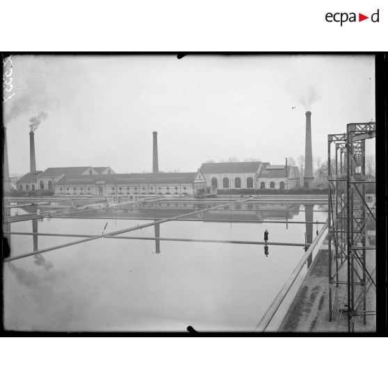 Choisy-le-Roi (Seine-et-Oise). Compagnie des Eaux. L'usine, vue d'ensemble. [légende d'origine]