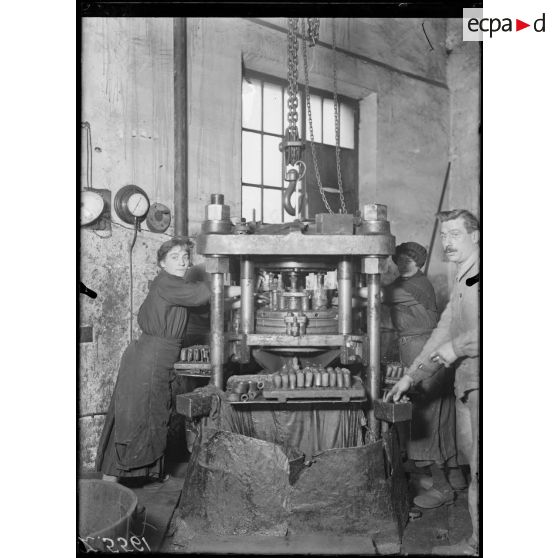 Choisy-le-Roi (Seine-et-Oise). Compagnie des Eaux. Machine à faire les gaines d'obus. [légende d'origine]