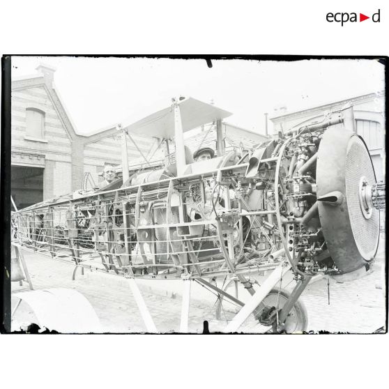 Paris. Usine Salmson. Avion avant l'entoilage. [légende d'origine]