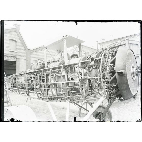 Paris. Usine Salmson. Avion avant l'entoilage. [légende d'origine]