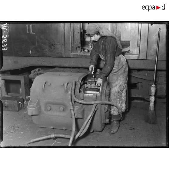 Paris, usine du métropolitain, rue des Maraîchers. Travail des femmes. [légende d'origine]