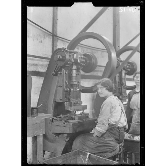 Paris, usine Dupeyron (rue de capitaine Ferber et boulevard Mortier). Les différentes phases de la fabrication des casques. Emboutissage de la visière et du couvre-nuque. [légende d'origine]