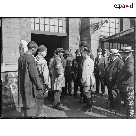 Usine à gaz à Clichy. M. Lutaud, gouverneur général de l'Algérie, s'entretient avec des travailleurs indigènes. [légende d'origine]
