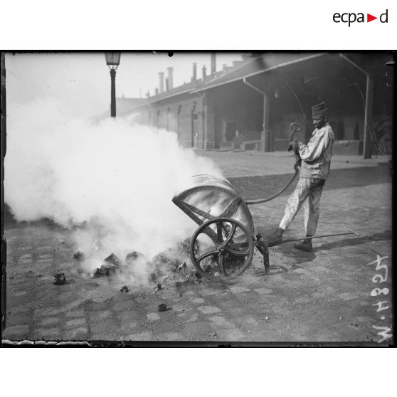 Usine à gaz à Clichy. Le coke, après avoir reçu un jet d'eau froide, est abandonné au séchage à l'air libre. [légende d'origine]