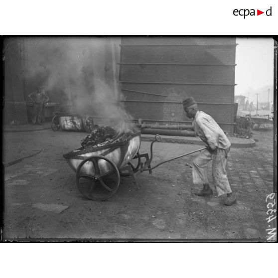 Usine à gaz à Clichy. Sortie du coke dans des voitures spéciales. [légende d'origine]