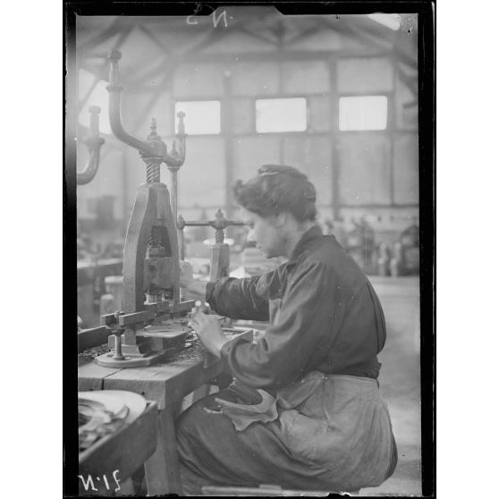 Paris. Usine Simon, boulevard Mortier. Les différentes phases de la fabrication des casques. Perçage de la visière et du couvre-nuque. [légende d'origine]