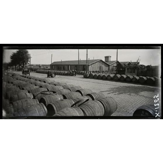 Bordeaux (Gironde). Entrepôt militaire de Lestonnat. Déchargement des fûts de vin. [légende d'origine]