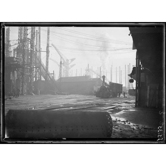 Saint-Nazaire, chantiers de l'Atlantique. La vie dans les chantiers. Manoeuvre d'un train. [légende d'origine]