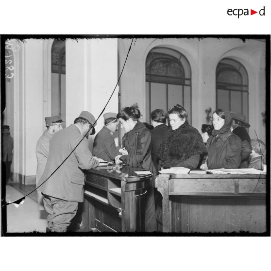 Le bureau de l'embauche des ouvriers des usines d'armements. [légende d'origine]