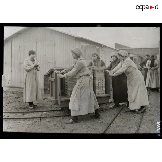 St Ouen. Usine Ruggieri. Groupe de femmes au traîneau. [légende d'origine]