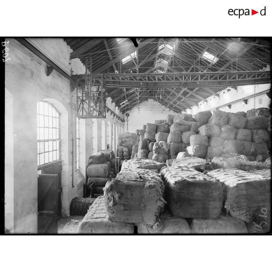 Manufacture de drap de troupe. Balsan et Compagnie. Châteauroux. Le magasin aux laines brutes (les laines accumulées dans le local représentent une valeur de 2 millions). [légende d'origine]