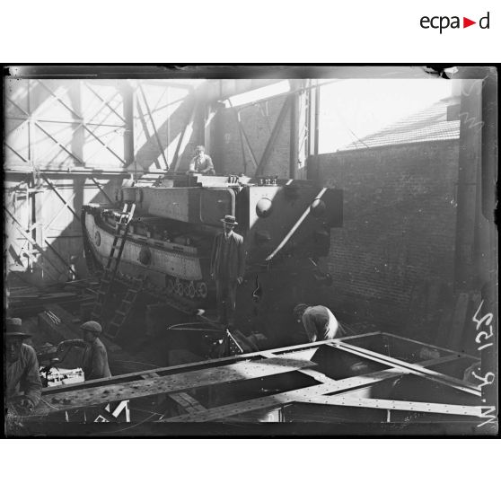 Chantiers de la Seyne (Var). Construction de tanks, le plus récent modèle à sortir. [légende d'origine]