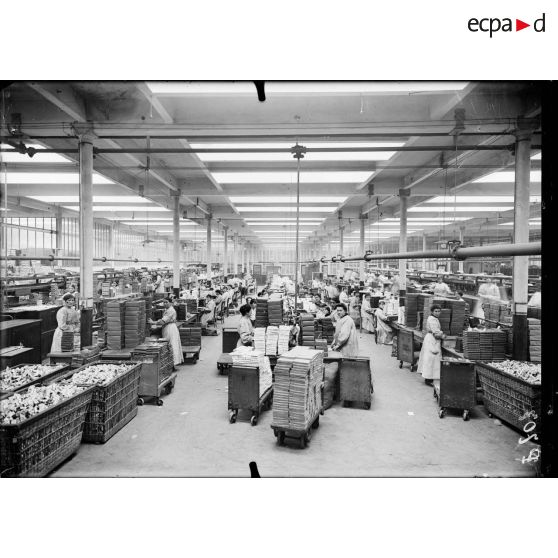 Blois. Chocolaterie Poulain. Un coin des ateliers de paquetage. [légende d'origine]