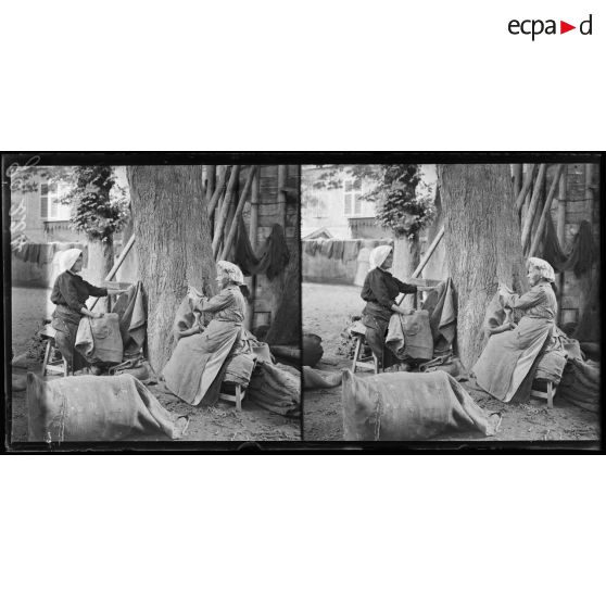 Nancy, fabrication de sacs à terre, entreprise municipale où sont employées les femmes assistées. [légende d'origine]