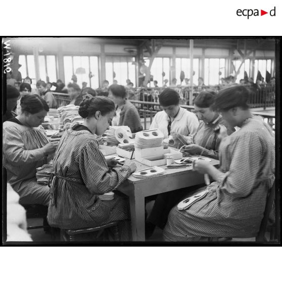 Les ouvrières de l'usine Pathé de Vincennes confectionnent les lunettes de protection contre les gaz. [légende d'origine]