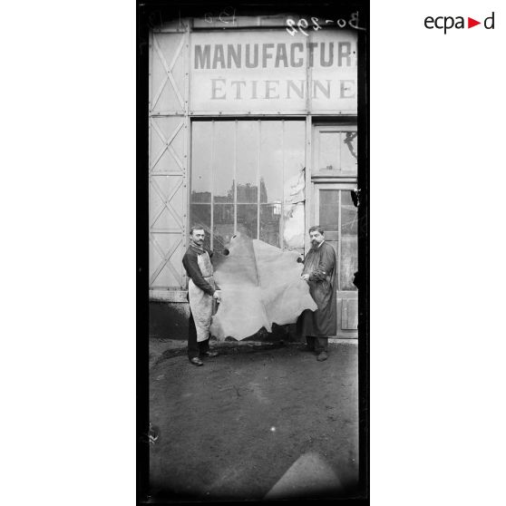 Tours. Manufacture de chaussures Guerrier. Une peau. [légende d’origine]