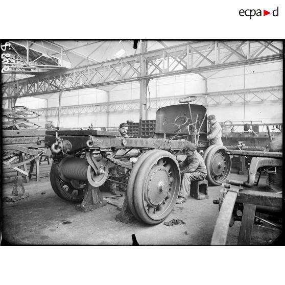 Paris. Usines Panhard et Levassor. 19 avenue d'Ivry (février 1917). Montage d'un tracteur d'artillerie lourde. [légende d'origine]