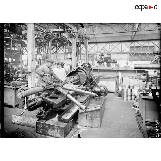 Paris. Usines Panhard et Levassor. 19 avenue d'Ivry (février 1917). Usinage des remplisseurs du frein. [légende d'origine]