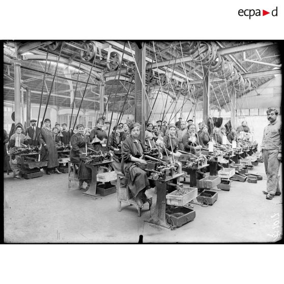 Toulouse. L'Arsenal. Fabrication de la douille de la cartouche du fusil. La coupe. [légende d'origine]