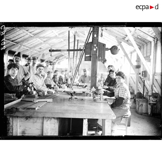 Essai des gaînes. [légende d'origine]