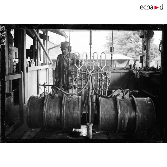 La vidange du fumigène. [légende d'origine]