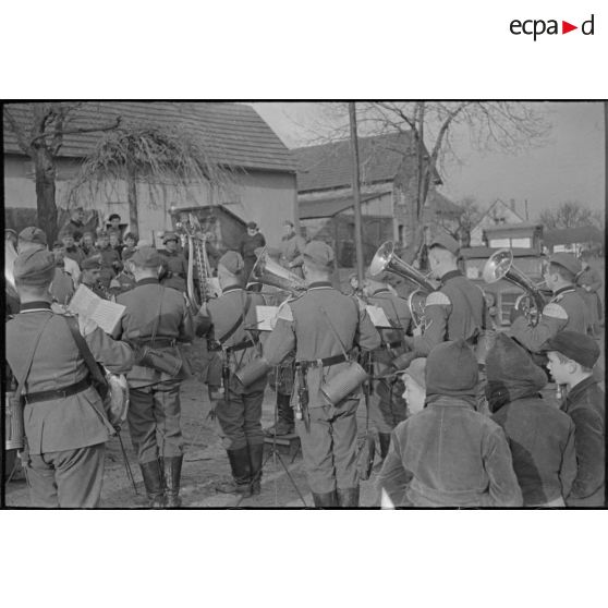 Des musiciens sont venus divertir la population locale et les militaires en poste.