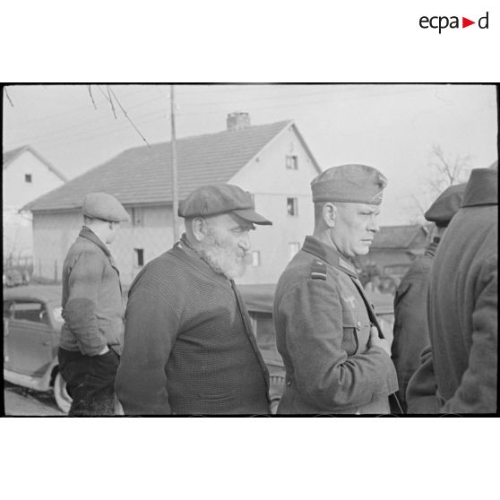 Un membre de la Pk.689 parmi des villageois.