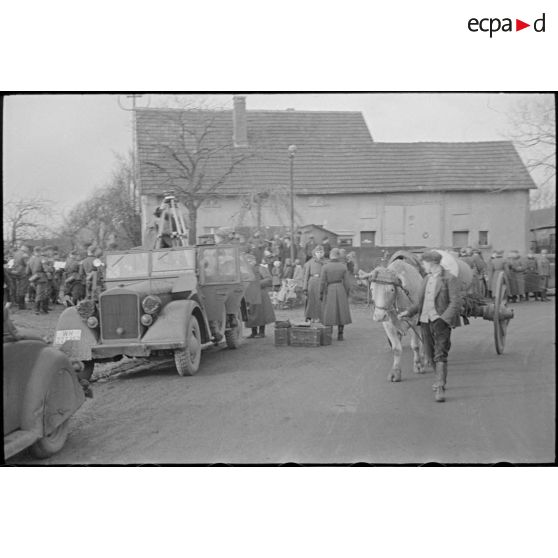 Un véhicule Horch Kfz.15 immatriculée WH 227 657 (à confirmer) de la 689e compagnie de propagande (Pk.689), l'équipe s'installe pour un tournage.