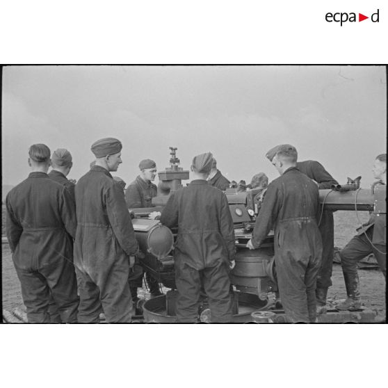 Des artilleurs de la FlaK (Luftwaffe) autour d'un télémètre de la Kommandogerät 36.