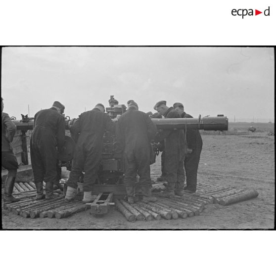 Des artilleurs de la FlaK (Luftwaffe) autour d'un télémètre de la Kommandogerät 36.