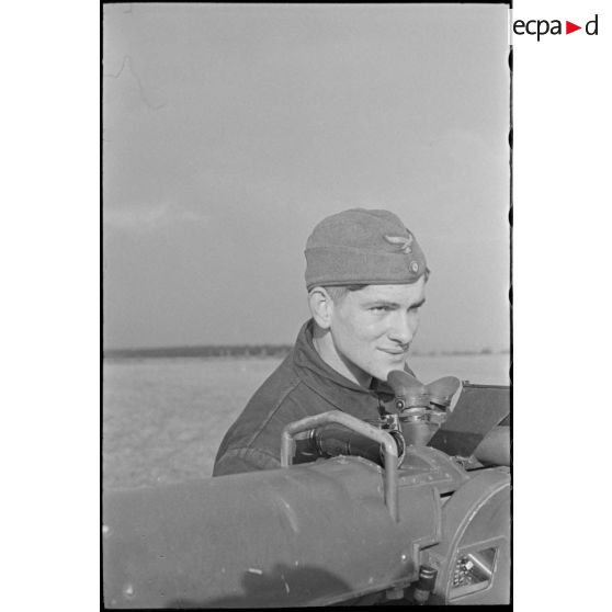 Des artilleurs de la FlaK (Luftwaffe) autour d'un télémètre de la Kommandogerät 36.