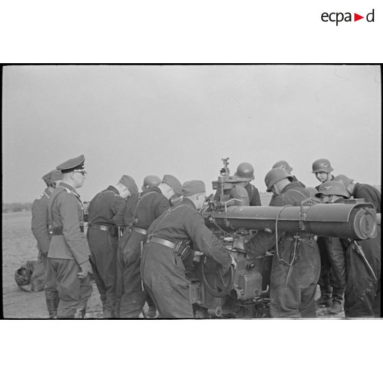 Des artilleurs de la FlaK (Luftwaffe) autour d'un télémètre de la Kommandogerät 36.