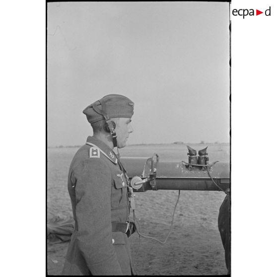 Des artilleurs de la FlaK (Luftwaffe) autour d'un télémètre de la Kommandogerät 36.