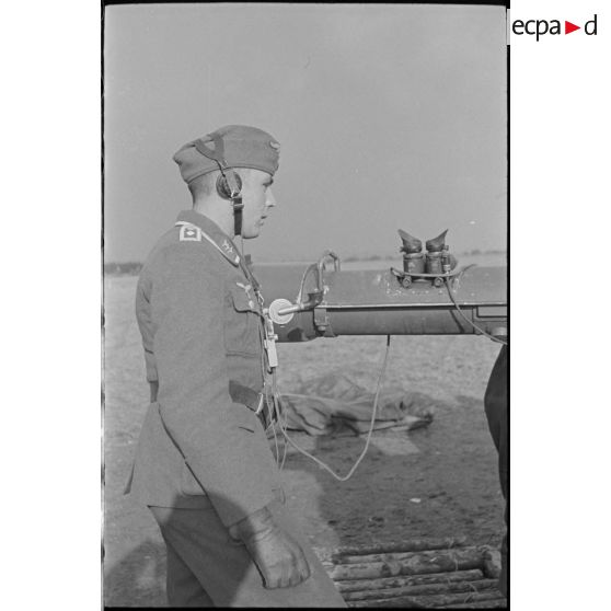 Des artilleurs de la FlaK (Luftwaffe) autour d'un télémètre de la Kommandogerät 36.