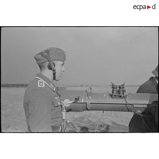 Des artilleurs de la FlaK (Luftwaffe) autour d'un télémètre de la Kommandogerät 36.