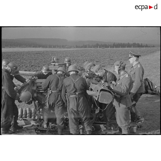 Des artilleurs de la FlaK (Luftwaffe) autour d'un télémètre de la Kommandogerät 36.