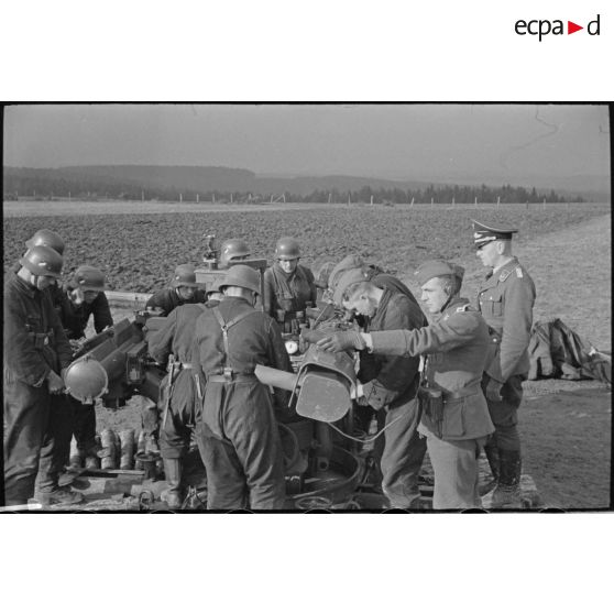 Des artilleurs de la FlaK (Luftwaffe) autour d'un télémètre de la Kommandogerät 36.