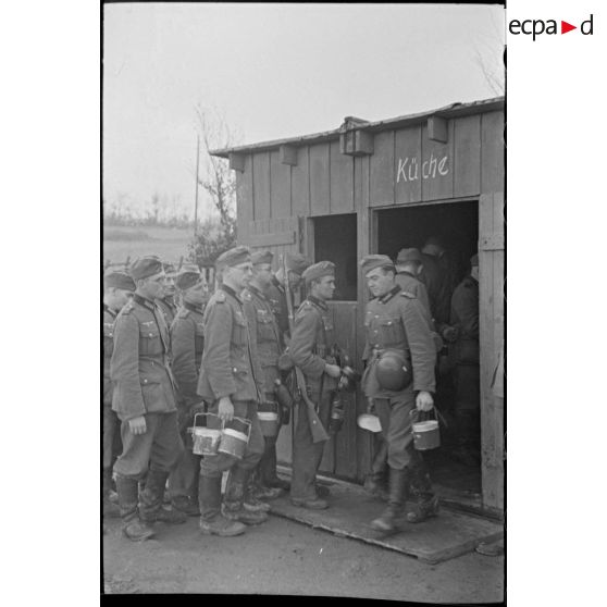 Distribution d'un repas à la cuisine du cantonnement.