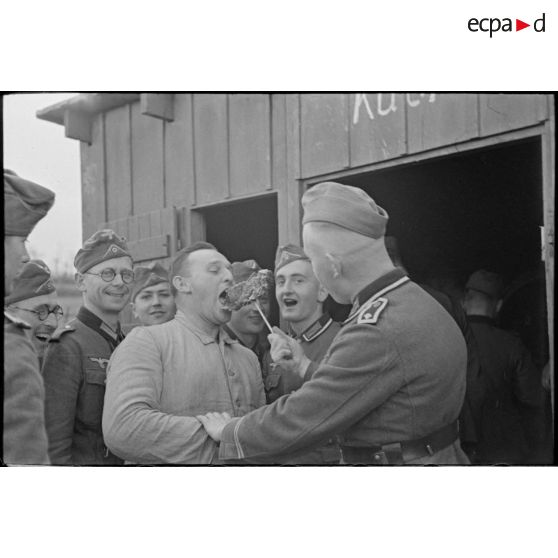 Distribution d'un repas à la cuisine du cantonnement.