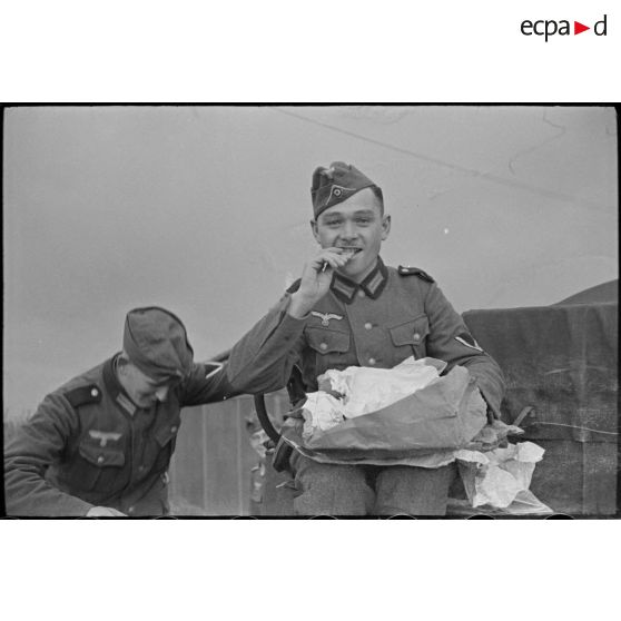 Ouverture d'un colis et dégustation de son contenu.