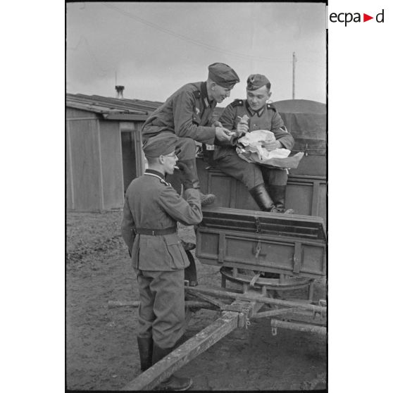 Ouverture d'un colis et dégustation de son contenu.