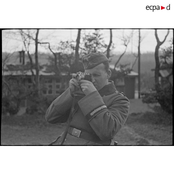 Un photographe de la Propagandakompanie 689 (Pk.689) et son appareil Leica.
