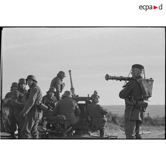 Les servants d'une pièce de DCA de 3,7-cm Flak 18.
