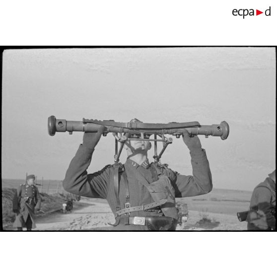 Les servants d'une pièce de DCA de 3,7-cm Flak 18.