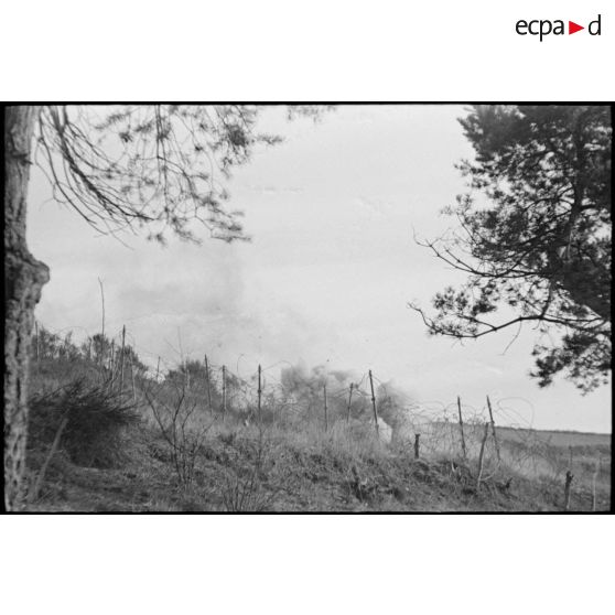 Explosions dans un réseaux de barbelés de la Ligne Siegfried.