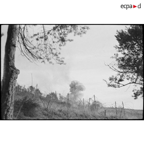 Explosions dans un réseaux de barbelés de la Ligne Siegfried.