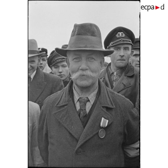 Un ouvrier de l'Organisation Todt récipiendaire de la décoration baptisée "Deutsches Schutzwall Ehrenzeichen".