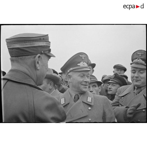 Le ministre Fritz Todt remet des décorations à des cadres de l'Organisation Todt.