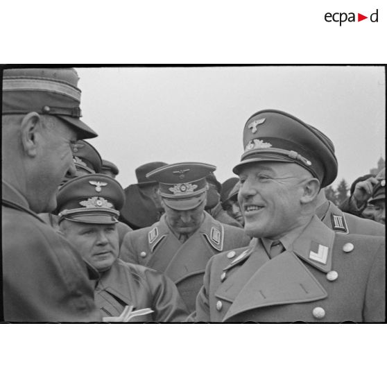 Le ministre Fritz Todt remet des décorations à des cadres de l'Organisation Todt.