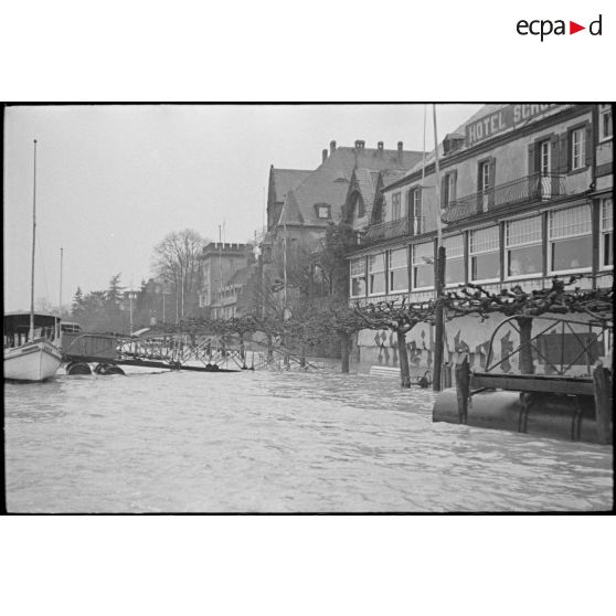 Le Rhin est sorti de son lit, la ville de Koblenz (Coblence) est inondée.